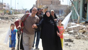 Civilians flee their homes to head to safer areas due to clashes between Iraqi security forces and Islamic State militants in the town of Hit in Anbar province, Iraq April 12, 2016. Picture taken April 12 2016. REUTERS/Stringer