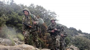 Soldiers arrive at the site of a military plane crash near the village of Ouled Gacem in eastern Algeria, about 500km (311 miles) from the capital Algiers February 12, 2014. The military transport plane carrying members of the Algerian armed forces and their relatives crashed into a mountain on Tuesday, killing 77 people, the worst air disaster in the North African country in a decade.   REUTERS/Louafi Larbi  (ALGERIA - Tags: TRANSPORT DISASTER MILITARY) - RTX18NWJ