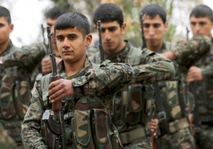 Fighters of the Kurdish People's Protection Units (YPG) carry their weapons at a military training camp in Ras al-Ain December 12, 2014. REUTERS/Rodi Said (SYRIA - Tags: POLITICS CIVIL UNREST CONFLICT MILITARY) - RTR4HTNV