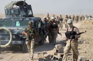 Iraqi pro-government forces gather as they advance towards the city of Fallujah on May 23, 2016, as part of a major assault to retake the city from Islamic State (IS) group.  Iraqi forces battled the Islamic State group in the opening stages of an operation to retake Fallujah, one of the toughest targets yet in Baghdad's war against the jihadists.  / AFP / AHMAD AL-RUBAYE