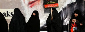 epa05087569 Iranian women hold a poster of Shiite cleric Nimr al-Nimr as they walk in front of a huge picture of Iranian supreme leader Ayatollah Ali Khamenei, during a protest against Saudi Arabia at the Imam Hossein square in Tehran, Iran, 04 January 2016. Saudi Arabia cut diplomatic ties with Iran on 03 January 2016 and ordered Iranian diplomats to leave the country amid tensions between the two regional powers over Riyadh's execution of a prominent Shiite cleric. The move comes after angry Iranians stormed the Saudi embassy in Tehran protesting the execution of Saudi Shiite cleric Nimr al-Nimr known for activism against the kingdom's Sunni rulers. EPA/ABEDIN TAHERKENAREH +++(c) dpa - Bildfunk+++