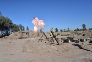 Iraqi soldiers fire a mortar toward Islamic State militants on the outskirts of Fallujah, west of Baghdad, April 20, 2016. REUTERS/Stringer/Files