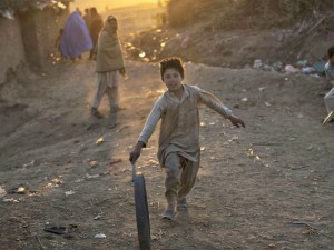 Afghan-Boy-Playing-APMuhammed-Muheisen-640x480