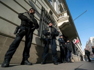 Austrian-police-officers-640x480