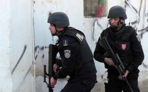 Tunisian special forces take position during clashes with militants in the southern town of Ben Guerdane, near the Libyan border, on March 7, 2016.  Tunisian forces killed at least 21 jihadists who attacked police and army posts near the Libyan border in a new spillover of violence that also saw four civilians killed. / AFP / FATHI NASRIFATHI NASRI/AFP/Getty Images