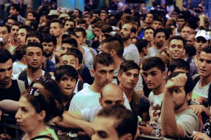 Migrants-stand-in-the-railway-station