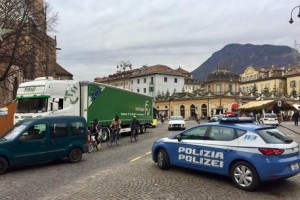 Agenti di polizia controllano un tir davanti al mercatino di natale di Bolzano, 20 dicembre 2016. ANSA