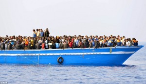 296D094E00000578-3114186-Dangerously_overcrowded_Royal_Marines_go_to_rescue_migrants_stra-a-10_1433714322038